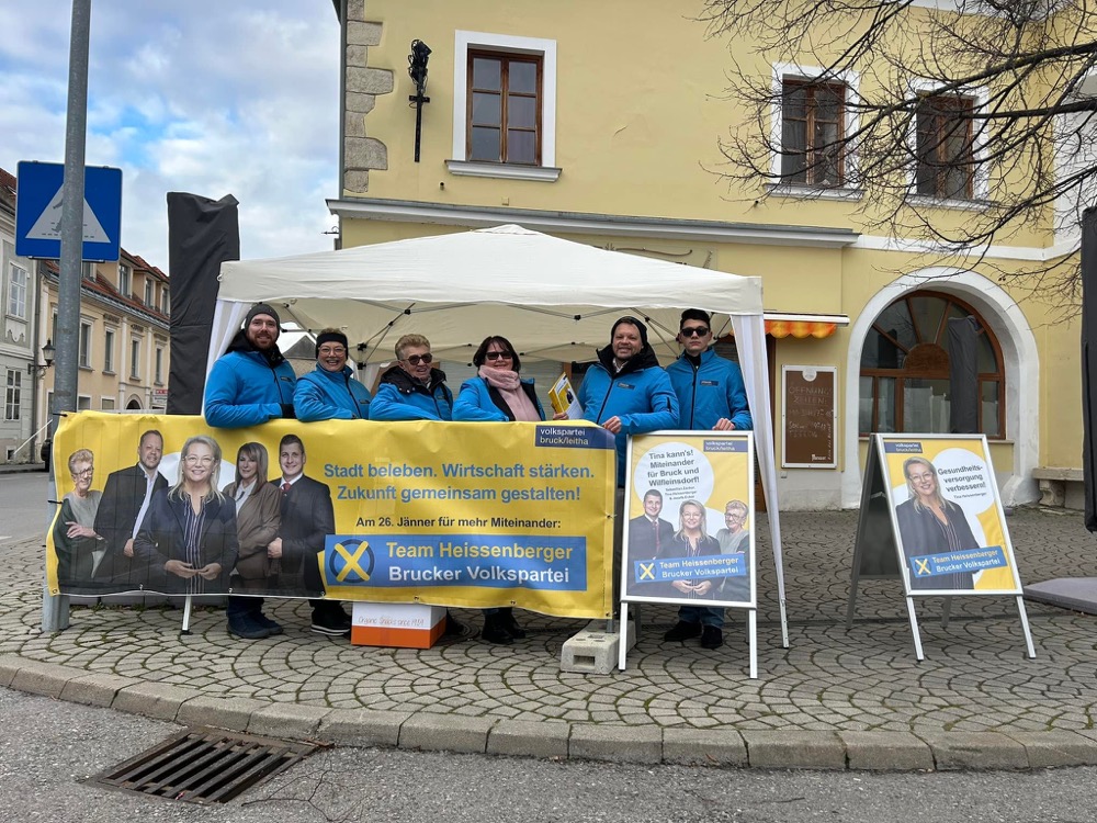 Erste Verteilaktion am Hauptplatz… Bürgermeisterkandidati...