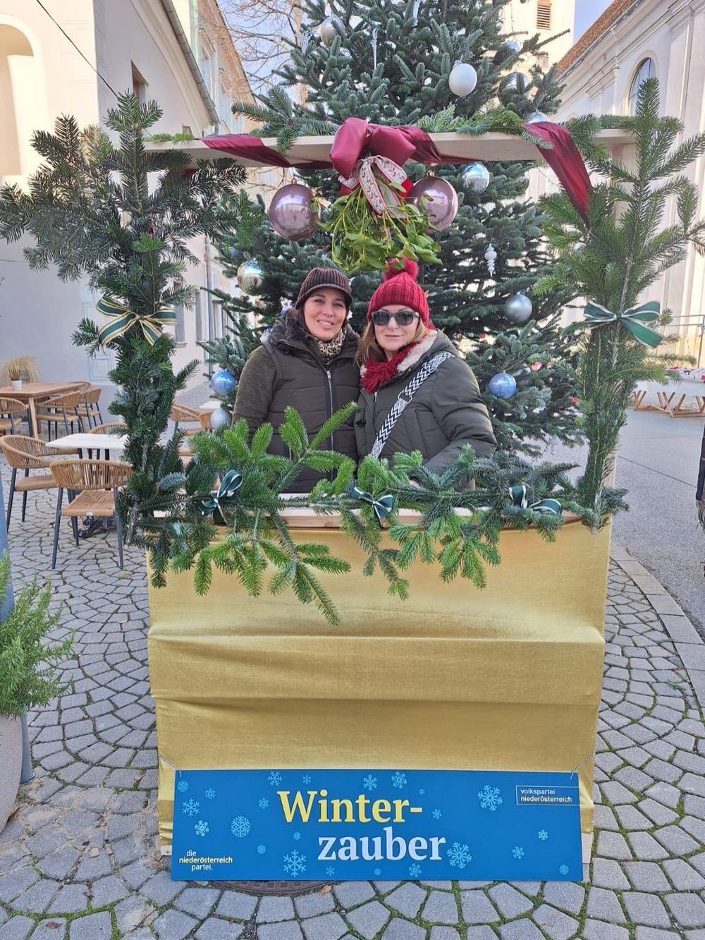 Wir dürfen euch freudig mitteilen, dass unser Weihnachtsbaum und unser Fotopoint festlich geschmü...
