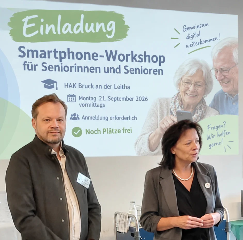 Smartphone-Kurs für Senioren mit HAK-Schülern