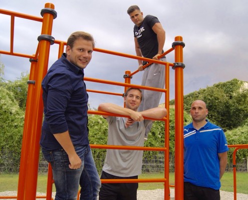Gesundheitsstadtrat Alexander Petznek (l.), GR Patrick Steger, GR Werner Wenzel und Fitnesstrainer Bernhard Beidl freuen sich über die Umsetzung des Fitnessparks beim Brucker Parkbad.