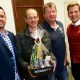 Thomas Riegler, Walter Steurer und Alexander Petznek danken Walter Sommer mit einem Geschenkskorb.
