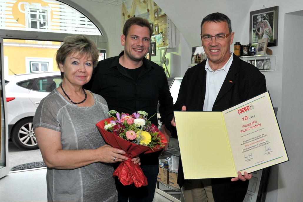 WKO Obmann Klaus Köpplinger und Stadtrat Alexander Petznek gratulieren Fotografie Pschill zum 10 jährigen Jubiläum