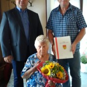 GR Walter Steurer gratuliert Johanna Gimplinger zum 90. Geburtstag.