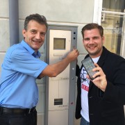Verkehrsstadtrat Peter Zemann und STR Alexander Petznek fordern neben dem vorhandenen Parkautomaten, mit einer Handy-App die Parkgebühren begleichen zu können.
