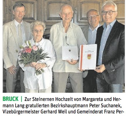GR Franz Perger gratuliert Margareta und Hermann Lang zur steinernen Hochzeit.