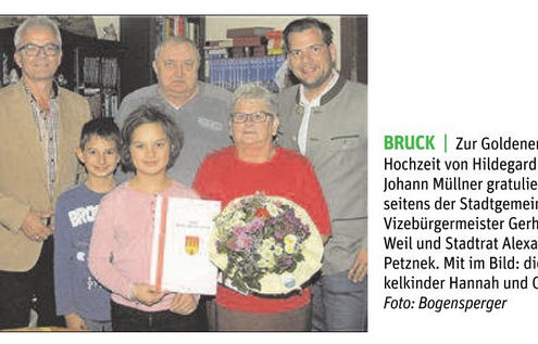 STR Alexander Petznek gratuliert Familie Müllner zur goldenen Hochzeit.