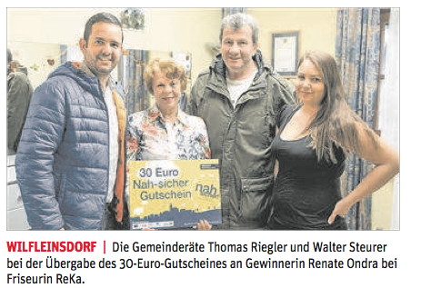 Renate Ondra ist die glückliche Gewinnerin der Nah Sicher-Aktion, GR Thomas Riegler und GR Walter Steurer gratulierten zum 30 Euro-Gutschein.